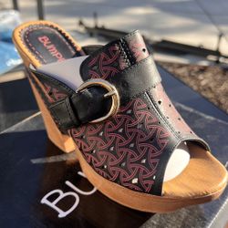 Bumper Magestic02 women’s platform wedge sandals in black, size 9.