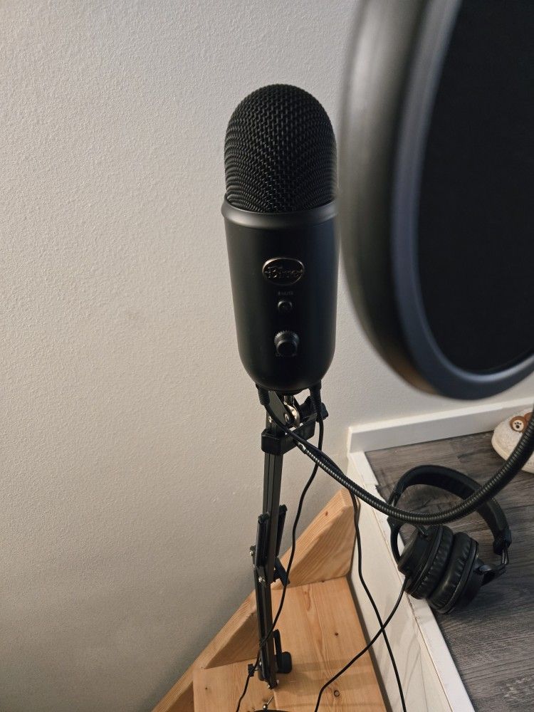 Blue Yeti USB Microphone For Studio/Podcasting