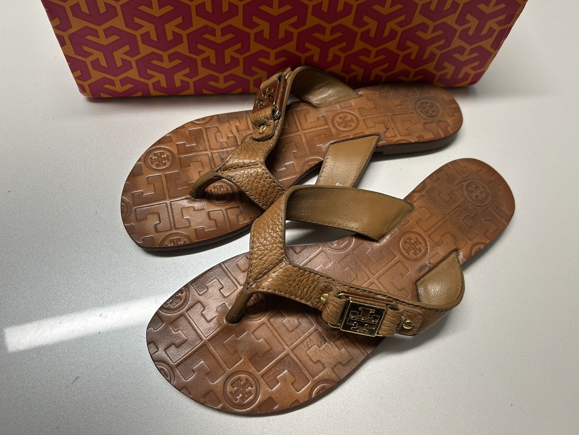 Tory Burch Thora Thong Sandal Flip Flops Royal Tan Leather Gold Logo Flats Summer Sz 6