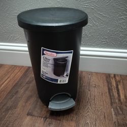 2.6 Gallon Trash Can 