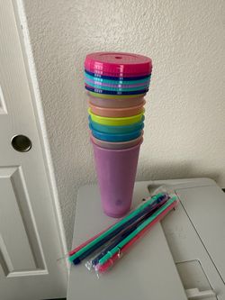 (8) Multicolor Plastic Tumblers with Lids and Straws