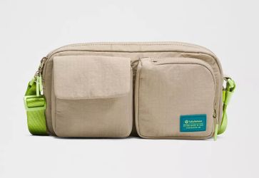 Lululemon Multi-Pocket Crossbody Bag 2.5L Sheer Oak Sour Grape