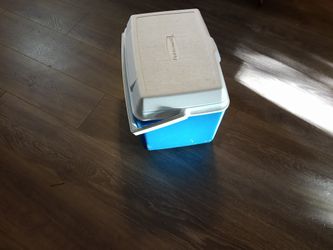 Rubbermaid Cooler