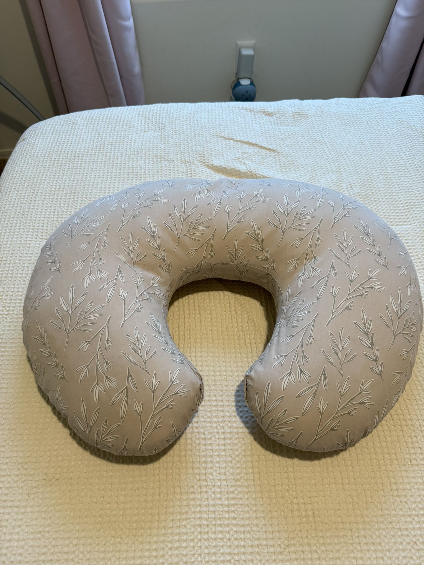 Boppy / Nursing pillow
