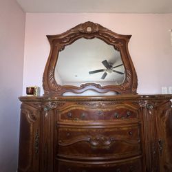Dresser With Mirror 