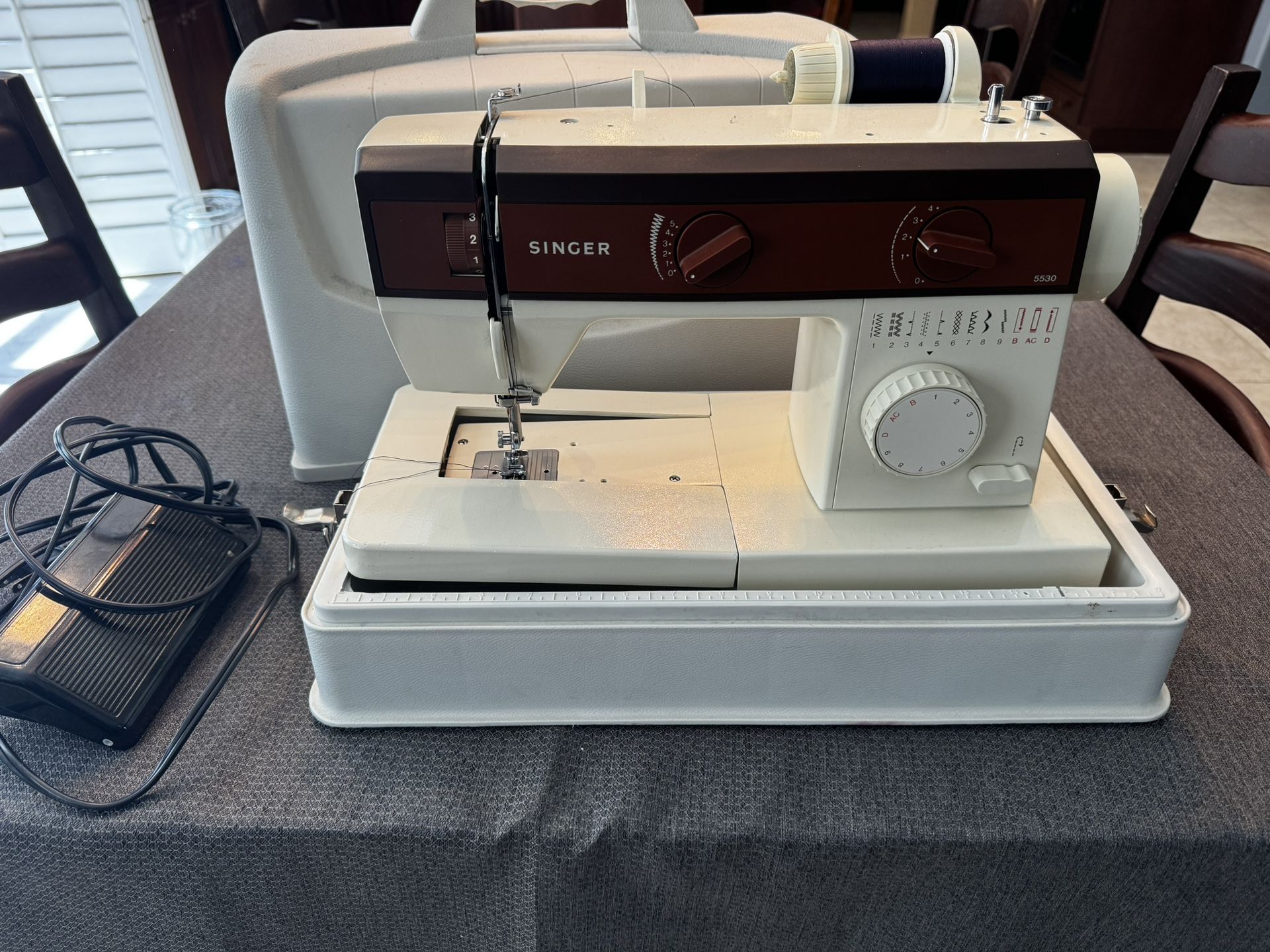 Singer 5530 Sewing Machine w/ Carrying Case.