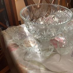 Vintage Glass punch bowl with 8 cups. Like new