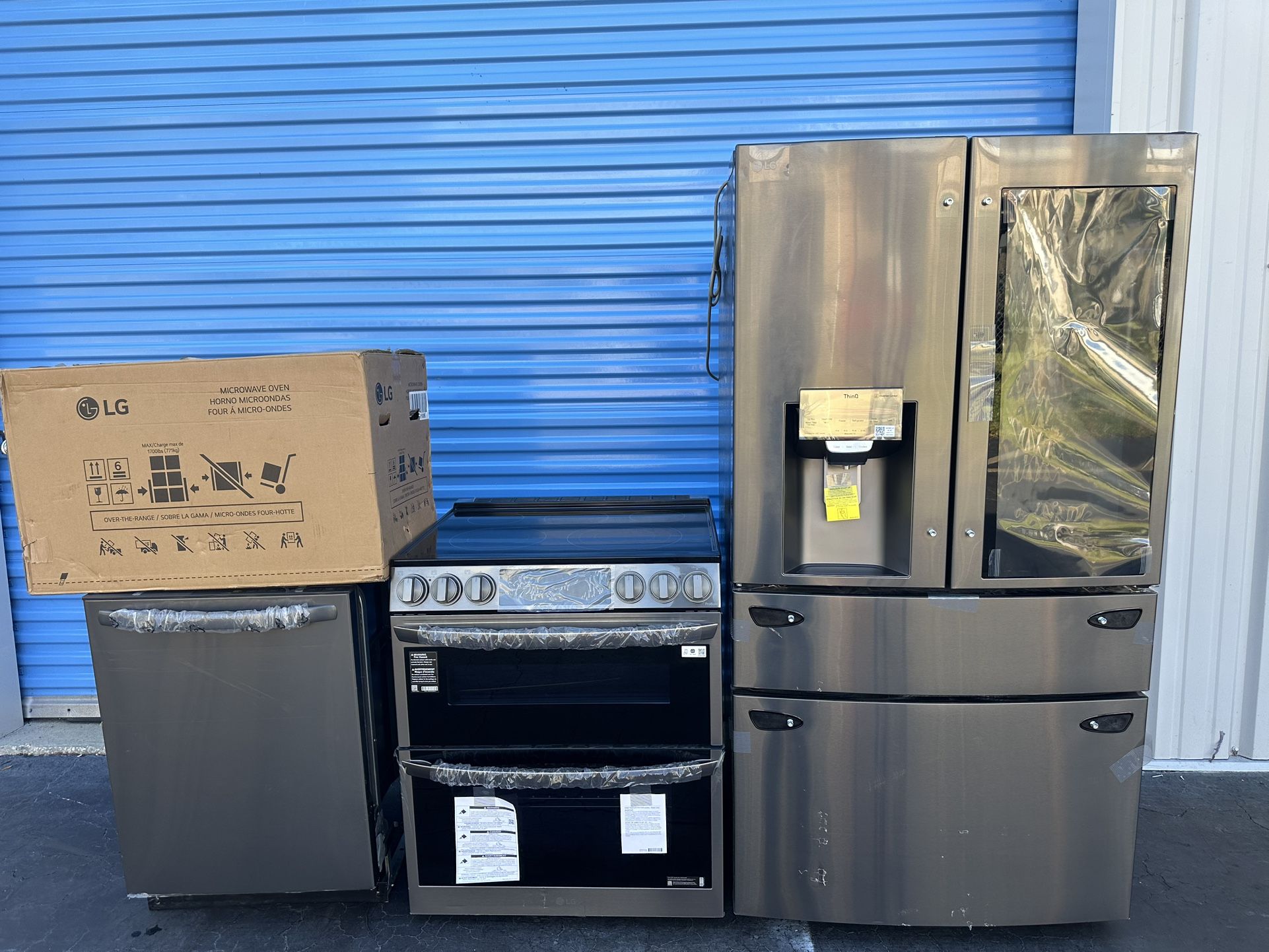 new full kitchen set (COMBO) LG black stainless steel refrigerator counstove, microwave, dishwasher.