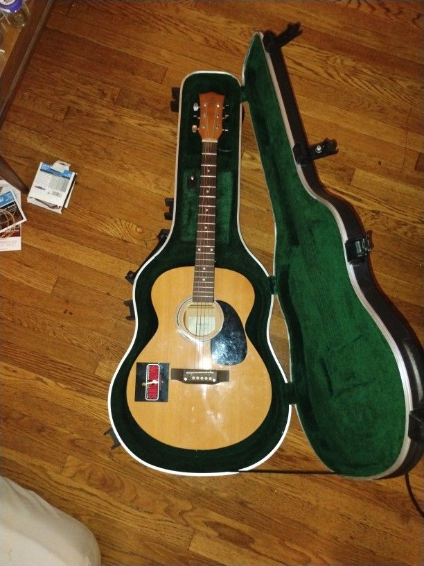 SKB Hard case green inside great condition like new, sequoia 40' acoustic, missing low E string, (NEW STRINGS INCLUDED) 