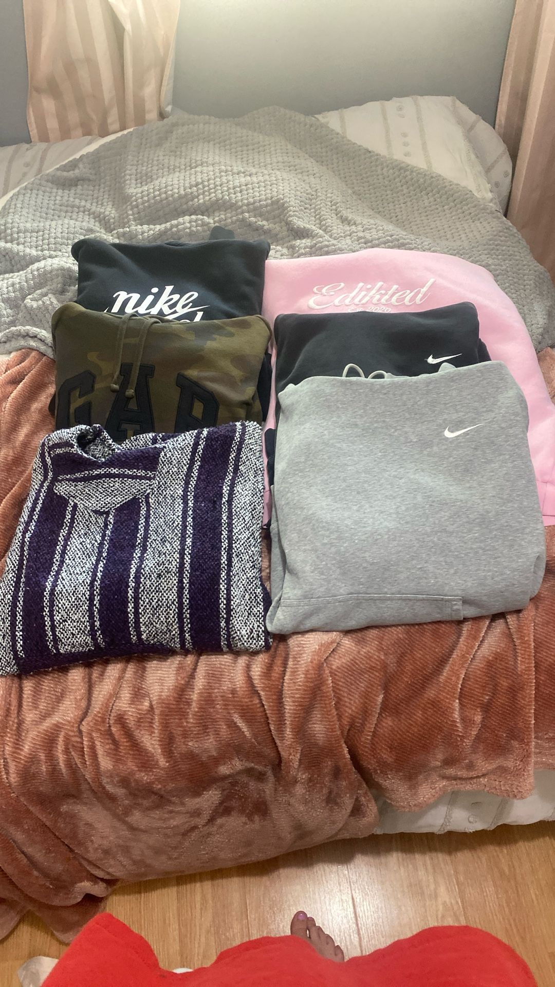 6 Sweatshirts For 60$