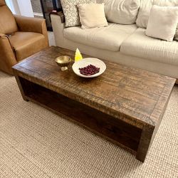 Coffee table (sturdy & excellent condition)