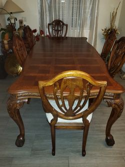 Elegant dinning table