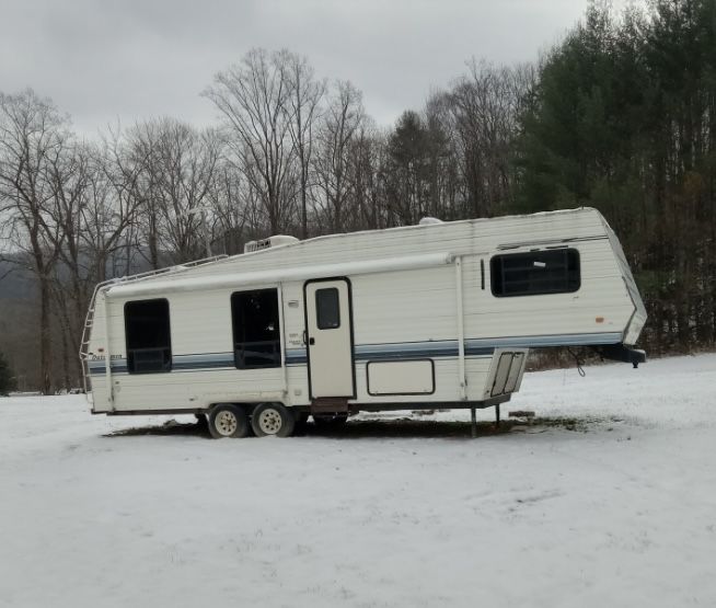 30’ Dutchman 5th Wheel RV