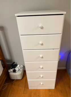 White 6-Drawer Dresser / Chest of Drawers – Excellent Condition
