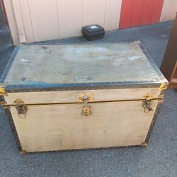 ANTIQUE STEAMER TRUNK 