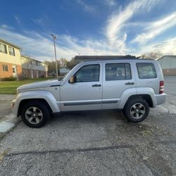 09 Jeep Liberty With Four-wheel Drive And Panoramic Top.
