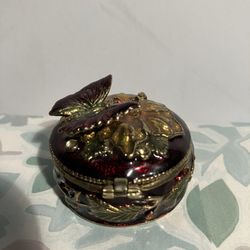 DELICATE ORNATE PILL BOX