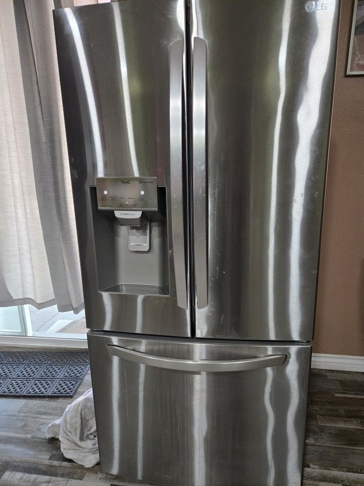 Refrigerator READ DESCRIPTION LEA BIEN