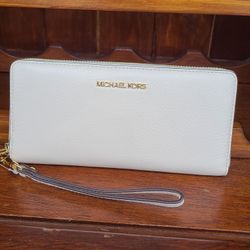 New Michael Kors Wristlet Or Wallet