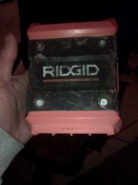 RIDGID R84086 18V Cordless AM/FM Radio Bluetooth Speaker Radio (Tool Only)