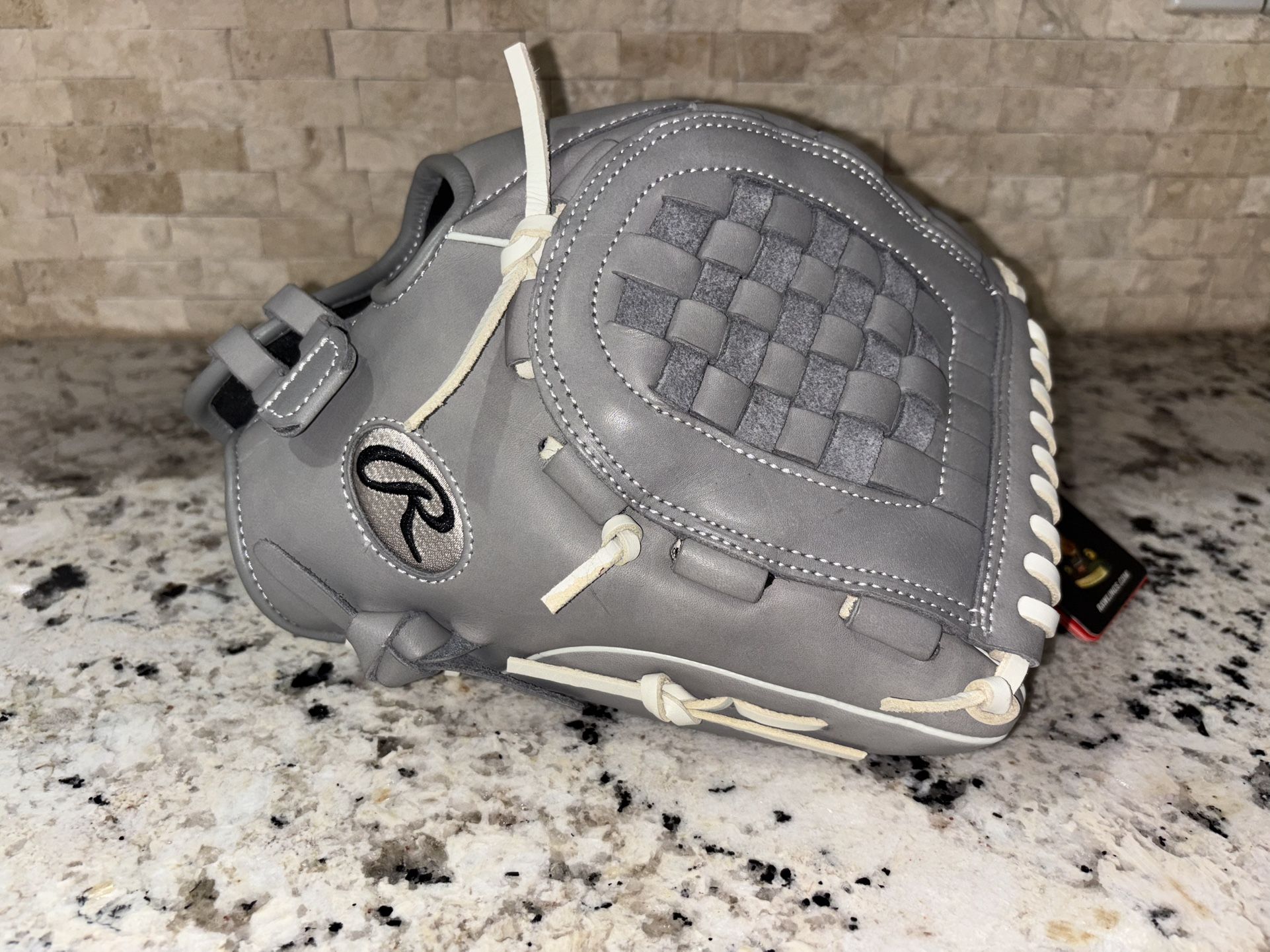 NEW w/tags 12.5” Rawlings Gold Glove Elite Softball Fastpitch GGEFP125BG RHT