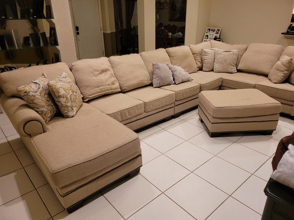 5 Peice Living Room Sectional In Great Condition 