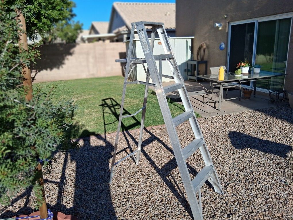 6 Ft Aluminum Ladder Lightweight Excellent Condition $35 Firm