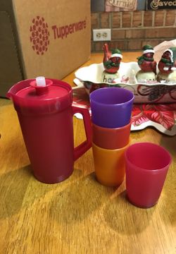 New Tupperware kiddie set pitcher and 4 cups