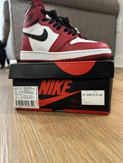Jordan 1 Retro High OG “Chicago” size 4Y