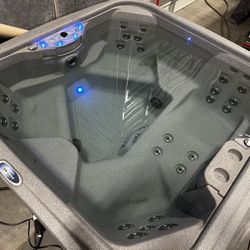 NEW DISCOUNTED 110v Plug And Play Hot Tub 
