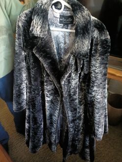 Ladies  coats fake fur perfect never been worn size, medium to large, perfect, they're each three hundred each or close offer