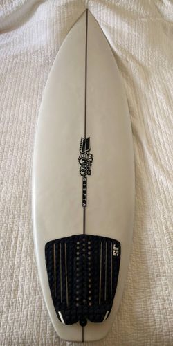 JS Monsta ER 6'2 w fins and leash.