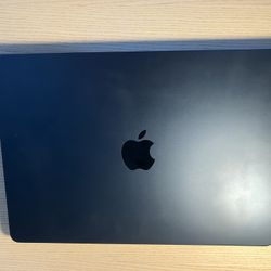 MacBook Air, 2022, M2, 13”, 8GB Ram, 1TB Storage