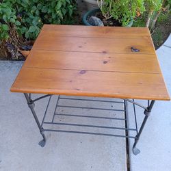 Small Coffee Table In Side Table In End Table In Small Table In Very Good Condition 