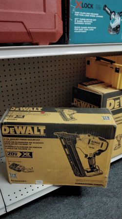 DEWALT 15 GA ANGLED FINISH NAILER KIT