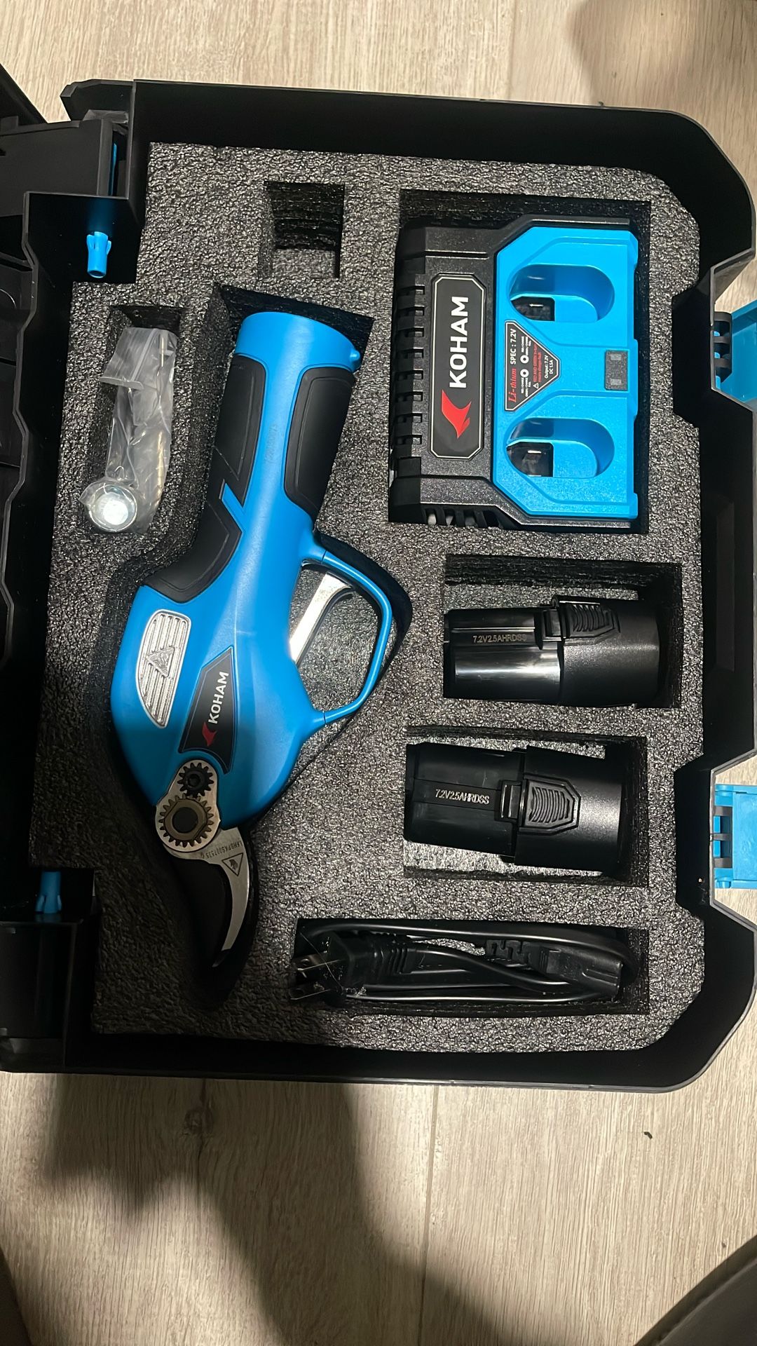 Electric pruning shears