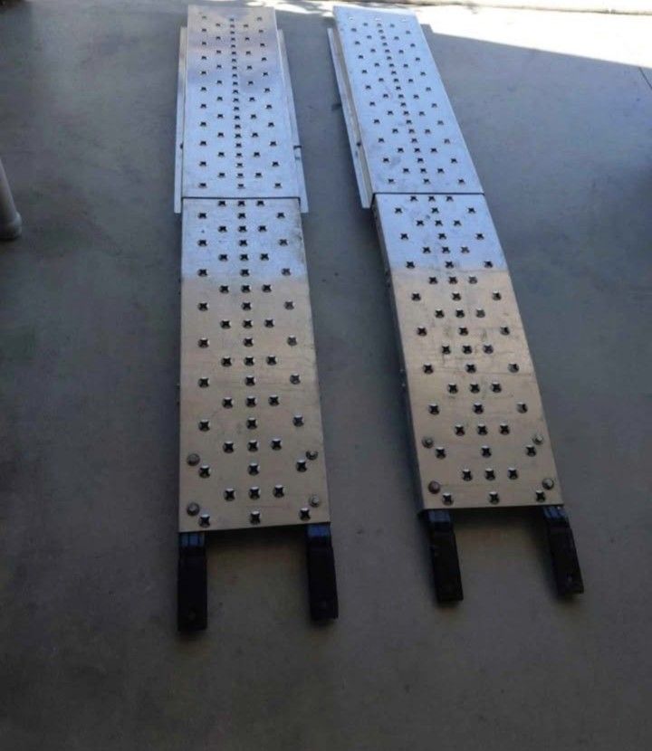 Steel centerfold loading ramps