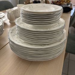 Mikasa 45 Piece Dinnerware Set Service for 8