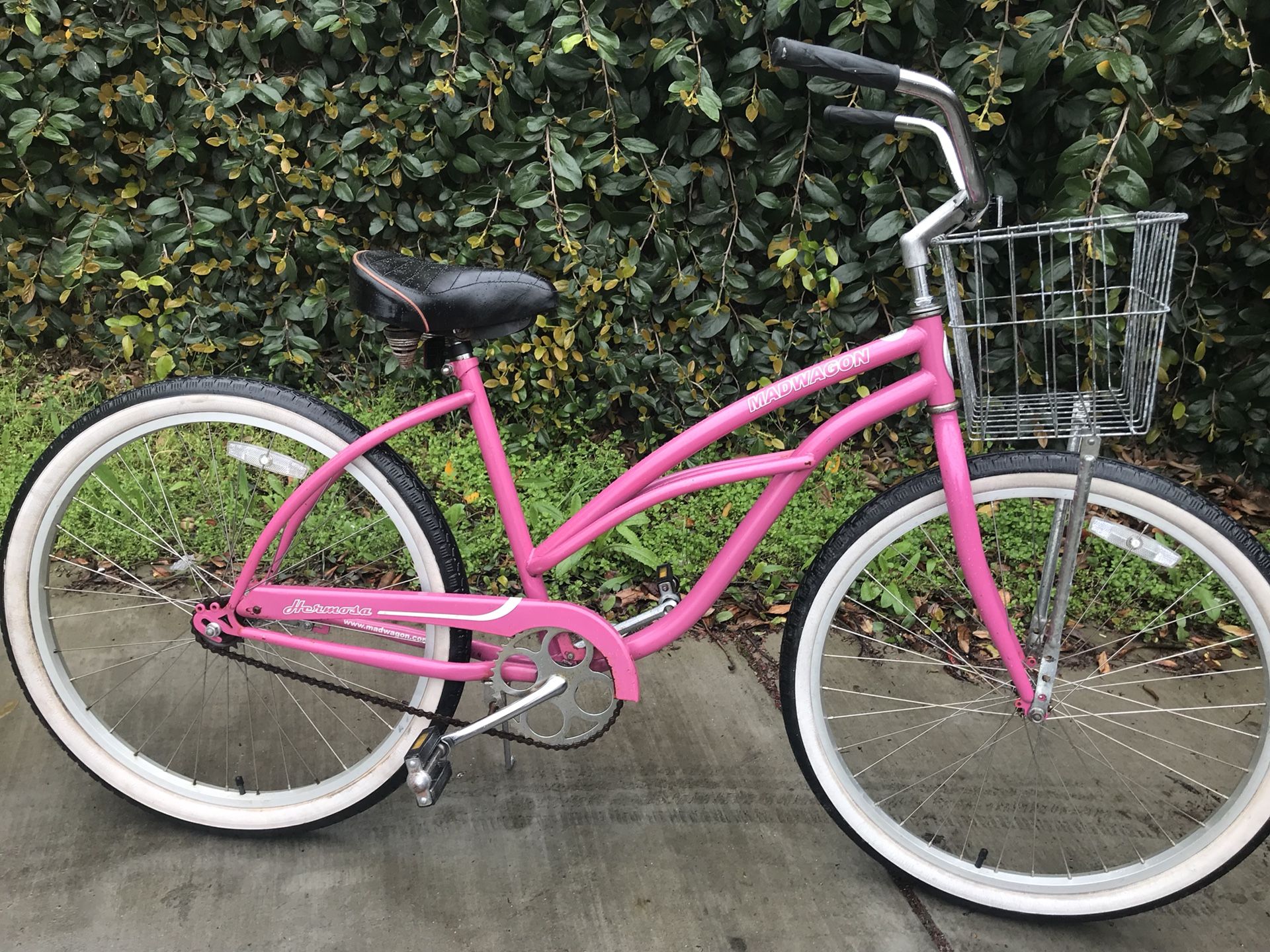 Women's Madwagon Hermosa Beach Cruiser " Rare bike" 26 in rims 16 Frame