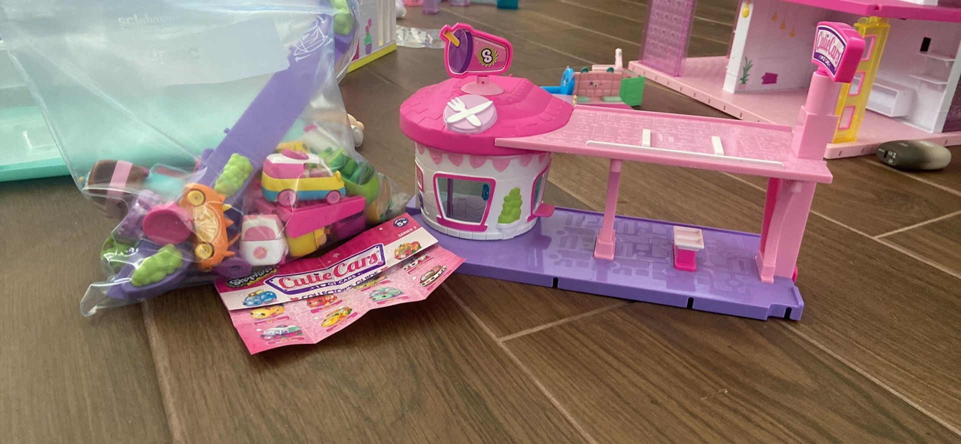 Shopkins Cutie Car wash Plus 15 Cars