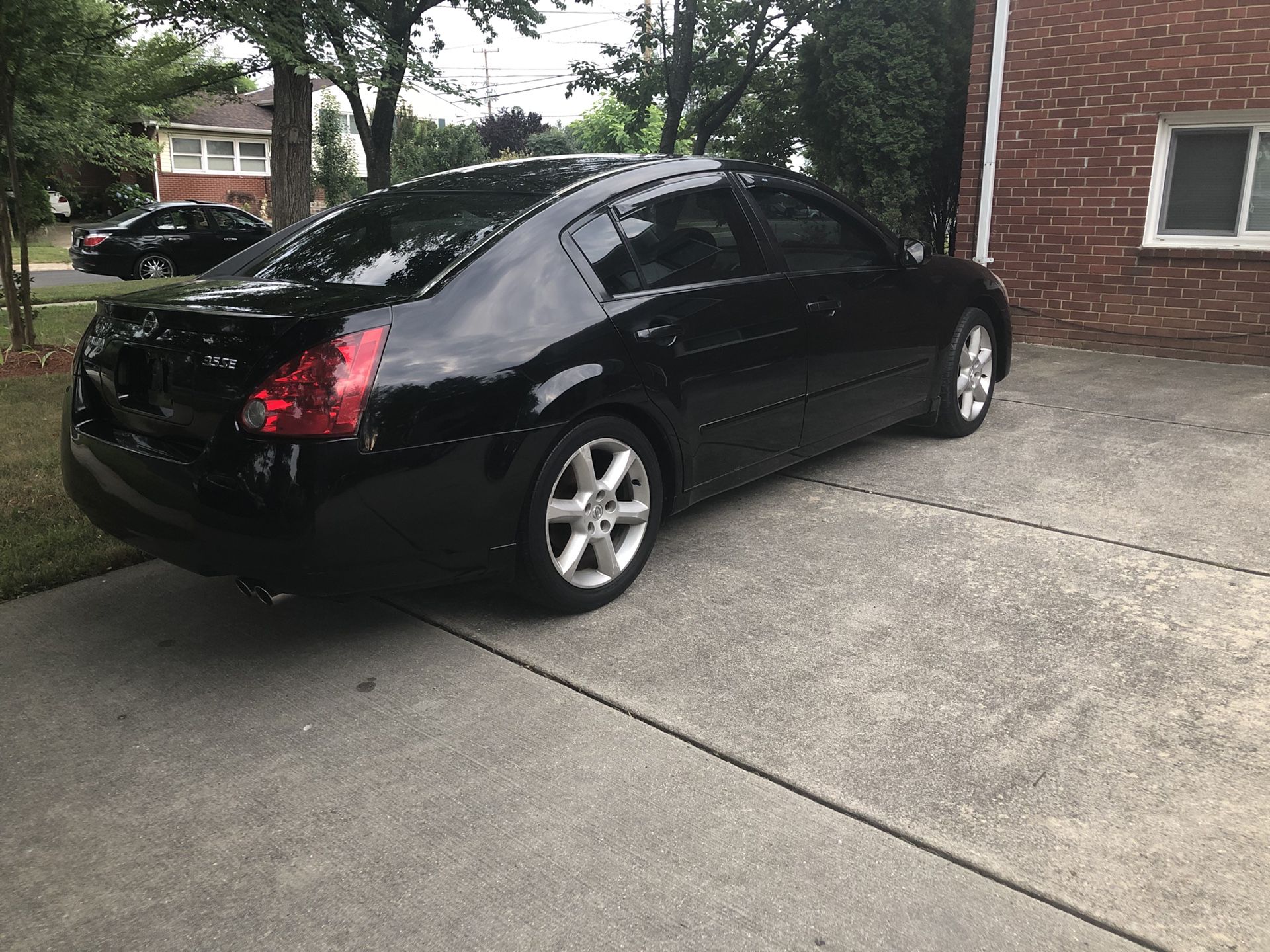 2004 Nissan Maxima SL....runs fine...leather seats, clean title, great condition. Needs windshield replacement (cracked)