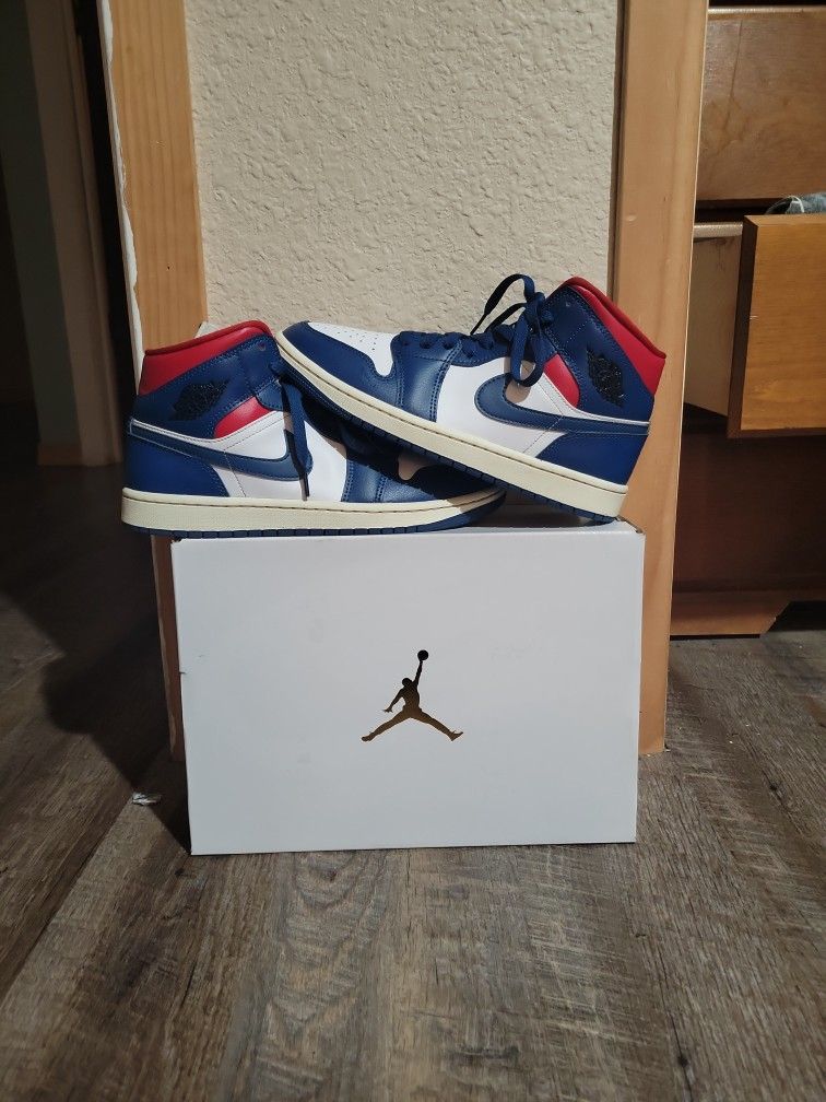 Jordan 1 Mid French Blue