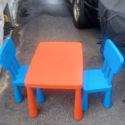 table with two chairs for children Ikea 