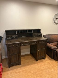 Solid Wood Executive Computer Desk with Hutch – Excellent Condition