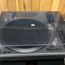 Numark TT-1500 Belt-Drive Turntable