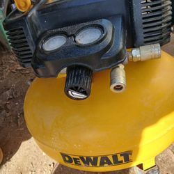 Dealt 6 GAL PANCAKE AIR COMPRESSOR 165psi/2.6 Cfm
