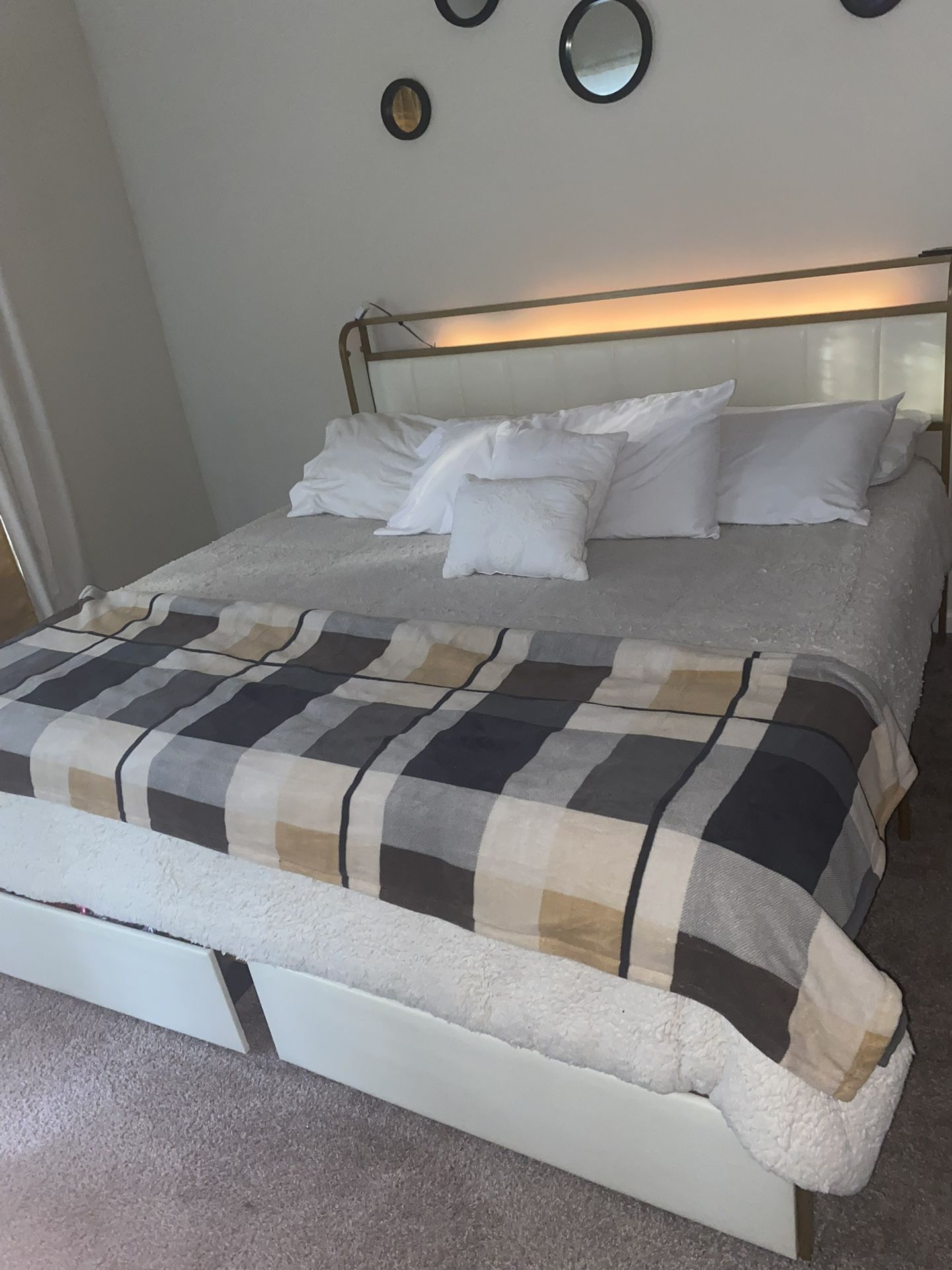 King Size Bedroom Frame With Dress