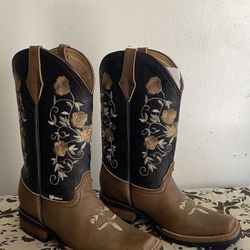 Embroidered Flower Cowgirl Boots
