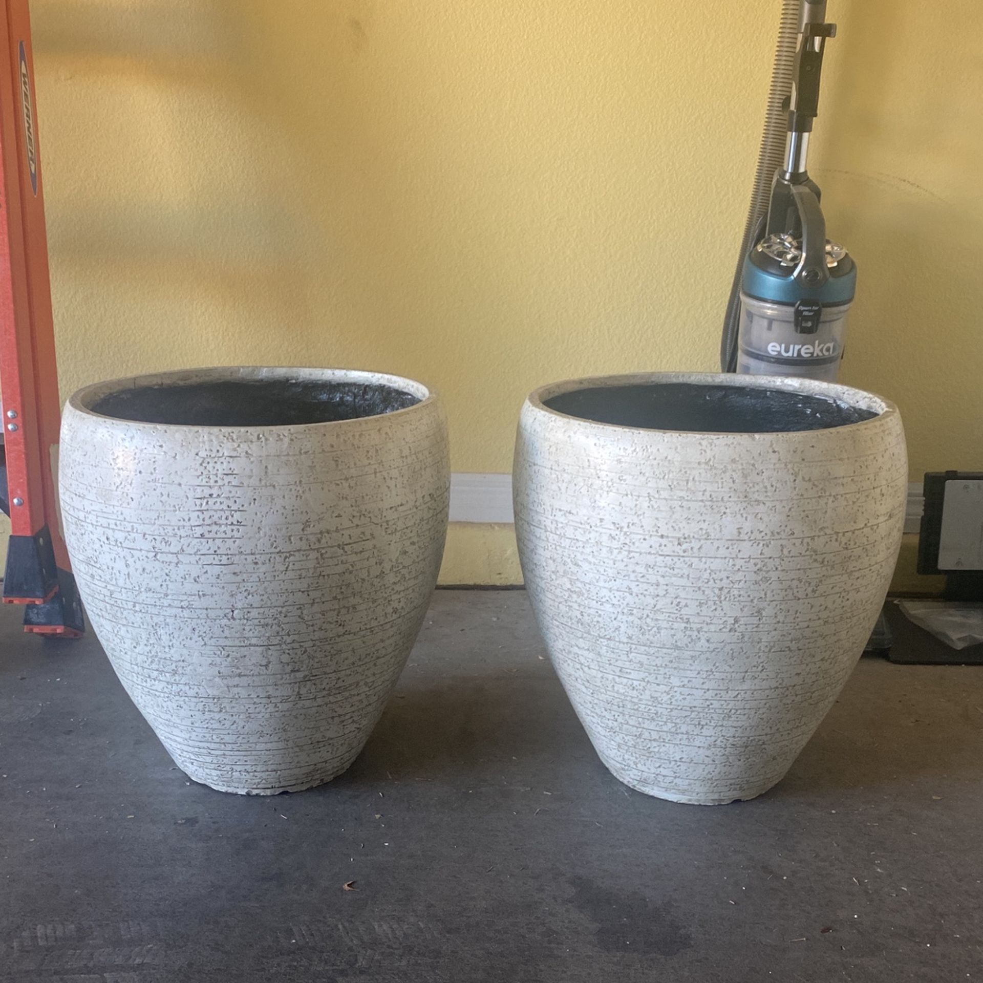 2 Ceramic Pots. for Sale in Henderson, NV OfferUp