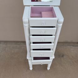 white thin jewerly stand 
